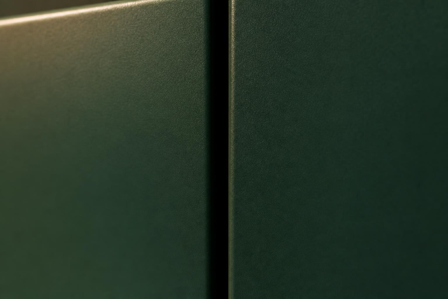 Makroaufnahme der senkrechten Fuge zwischen zwei tannengrünen Mattlack-Fronten.